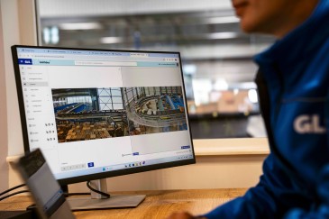 GLS-Mitarbeiter vor dem PC