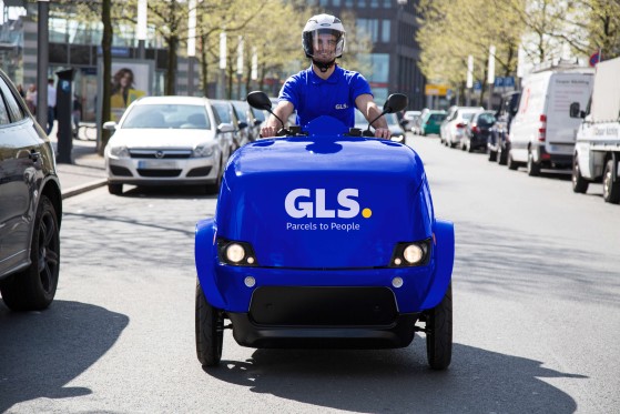 Een bezorger rijdt op een e-scooter