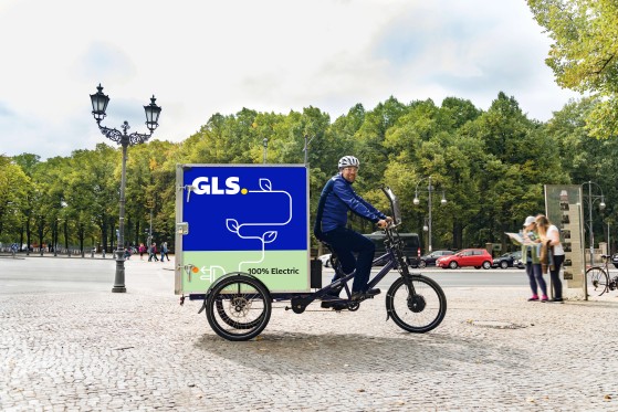 Een bezorger rijdt op een ebike in een park