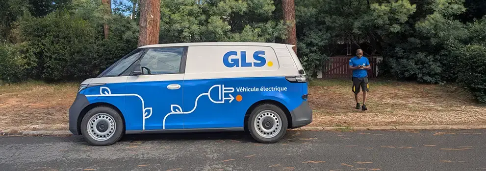 Un livreur GLS utilise un van électrique aux couleurs GLS