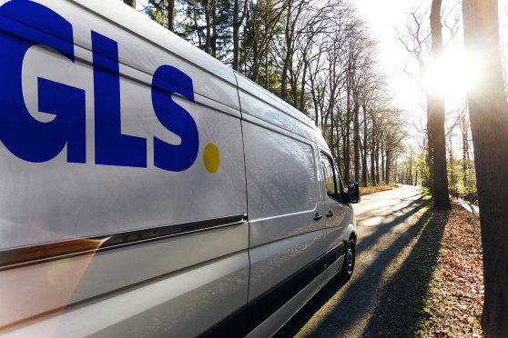 GLS furgon kiszállítás közben.
