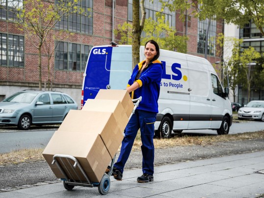  GLS kisteherautó érkezik egy cég épületéhez