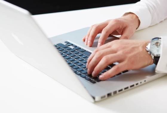 A GLS vevője biztonságosan online módon befejezi a kézbesítési csomagküldési folyamatot.