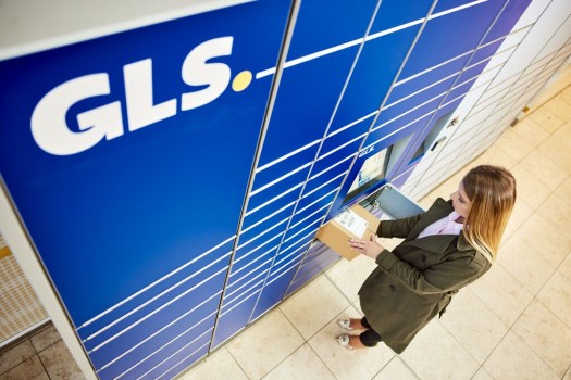 Cliente GLS a enviar uma encomenda utilizando um cacifo GLS