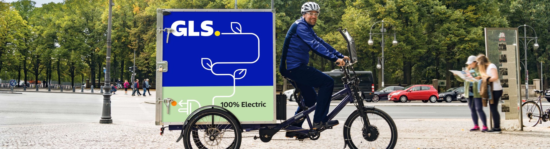 Curier GLS pe bicicletă electrică în parc